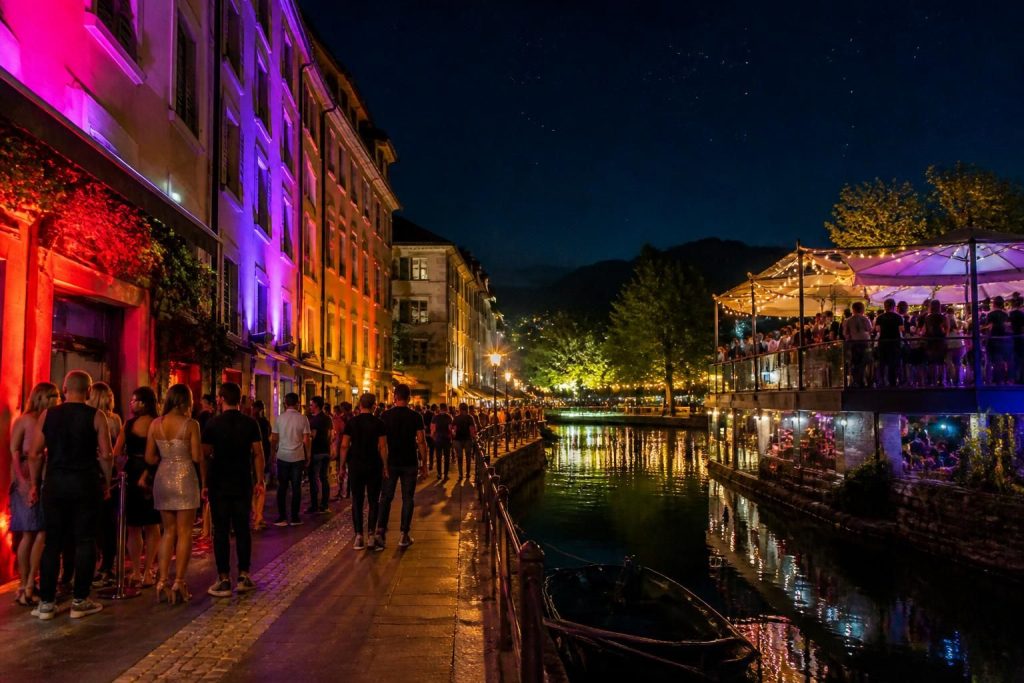 découvrez les meilleures boîtes de nuit à annecy, en centre-ville et au bord du lac, pour une soirée inoubliable entre amis avec ambiance, musique et danse.