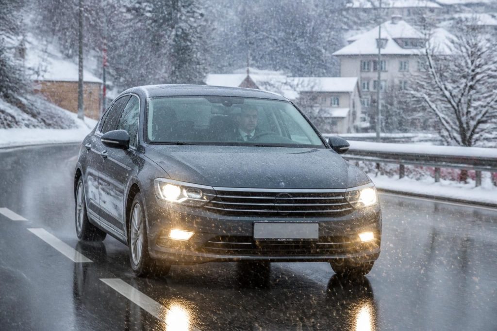 découvrez nos conseils essentiels pour rouler en toute sécurité sous la pluie ou la neige et affronter les conditions météorologiques difficiles avec sérénité.