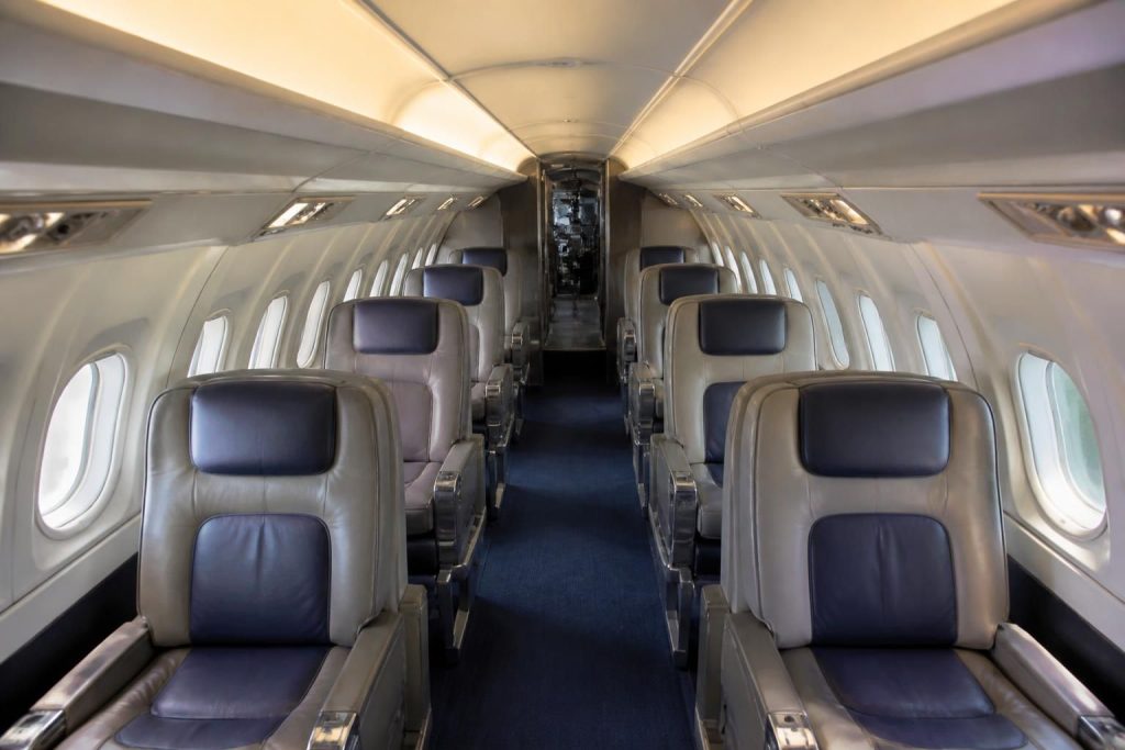découvrez l'intérieur emblématique du concorde, le supersonique légendaire, et plongez dans le design et le confort unique de sa cabine.